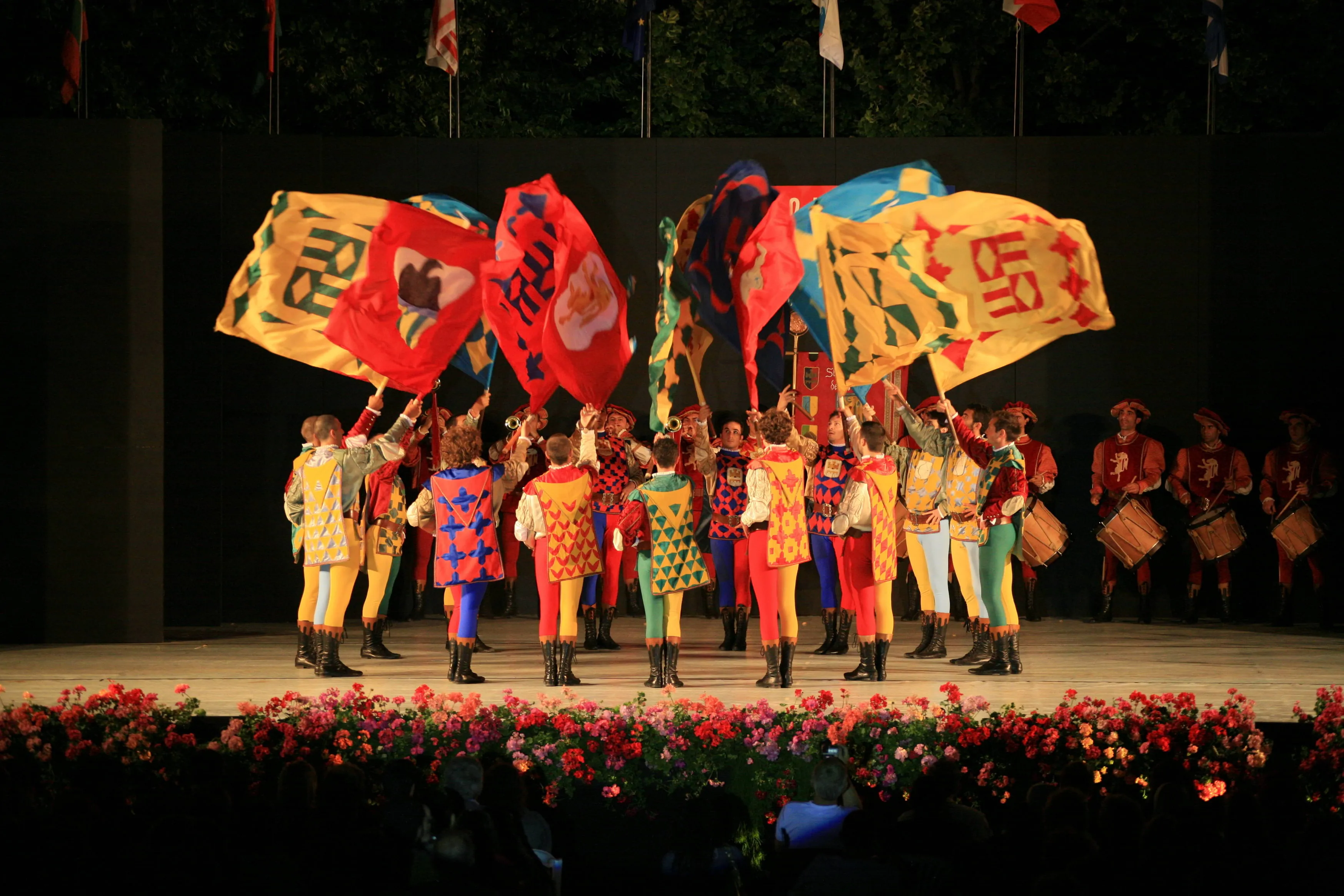 Spettacolo sul Palco di un Festival Sbandieratori